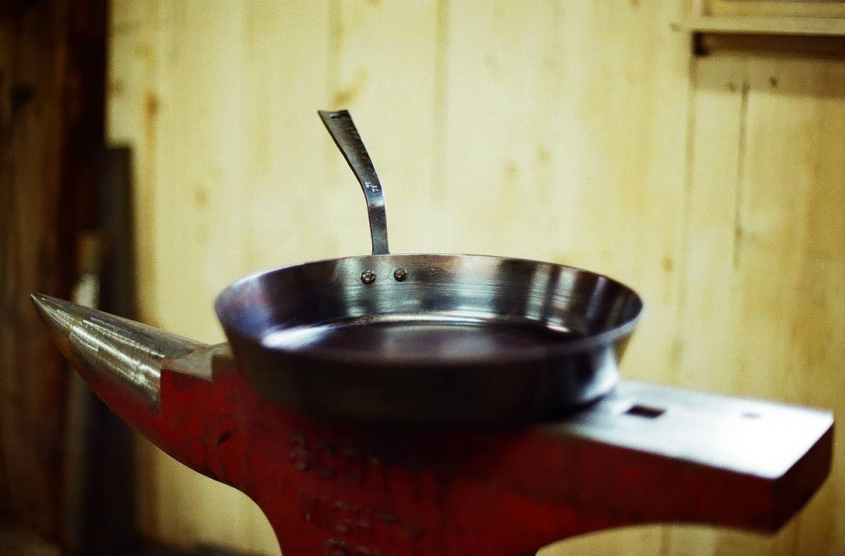Carbon Steel vs Cast Iron: Which Cookware Should You Choose?